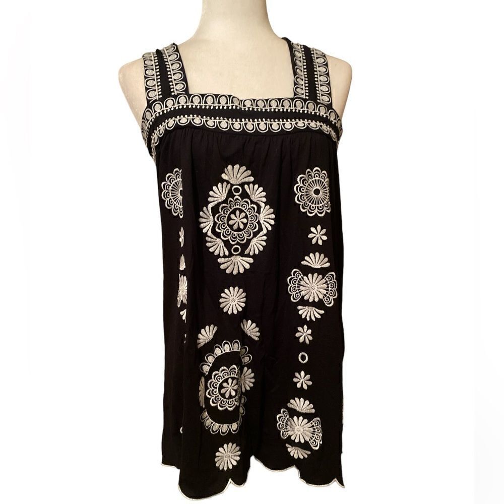 Vertigo Embroidered Top Size Small